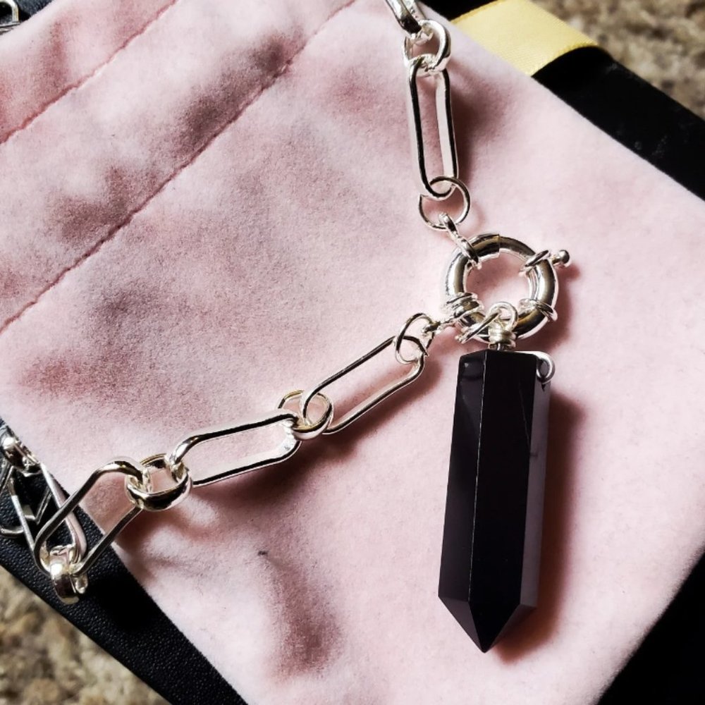 ORA. Black Agate Pendant & Clasp Necklace - Silver